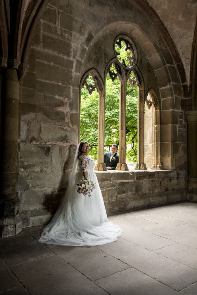 ein hochzeitspaar im kloster maulbronn in einem kreuzgang