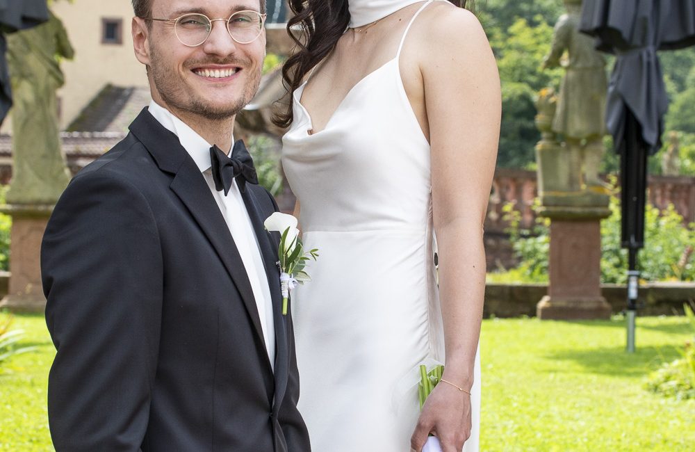 bild eines hochzeitspaars das in die kamera schaut