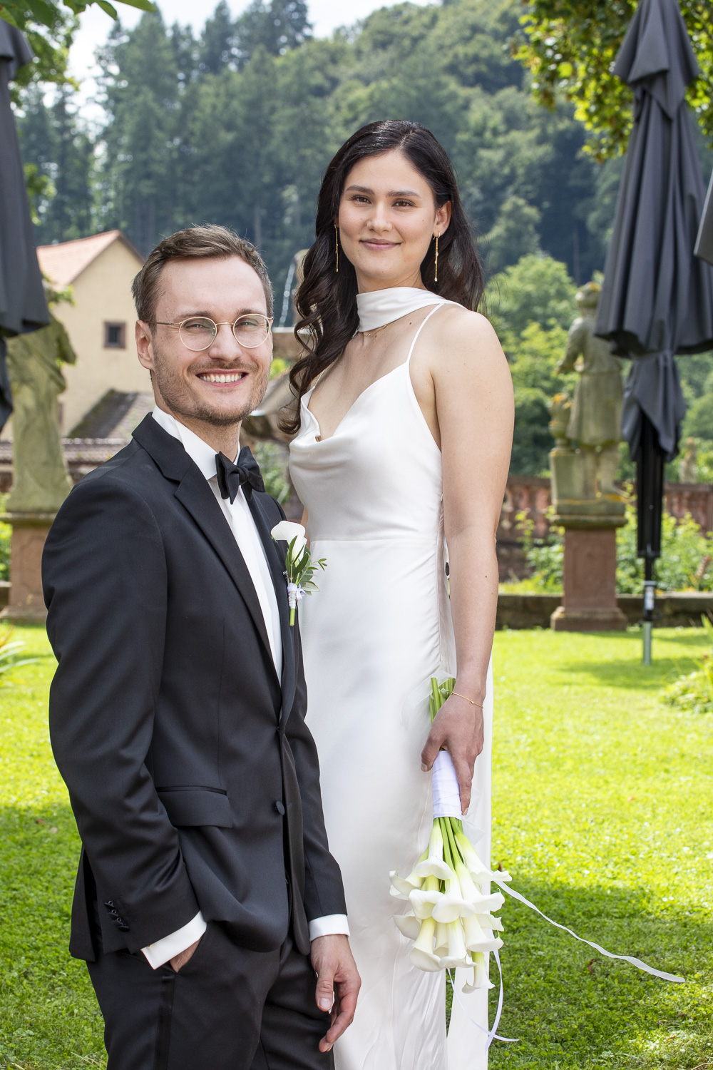 bild eines hochzeitspaars das in die kamera schaut