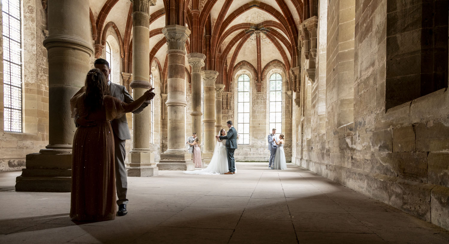hochzeitspaar und gesellschft tanzen in einem kloster ambiente