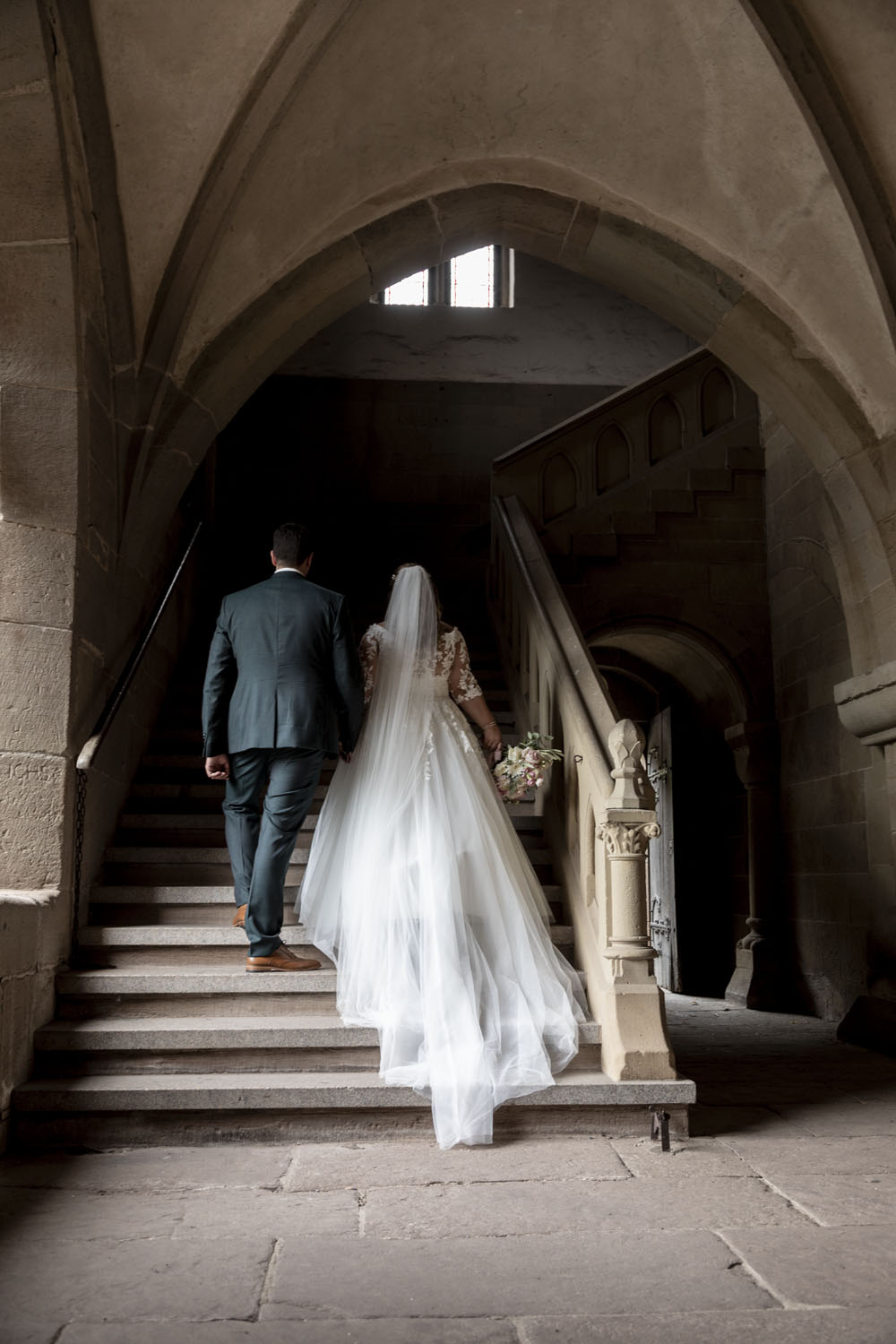 hochzeitspaar läuft treppe hinauf