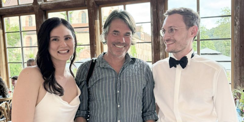 Matthias Tunger und ein Brautpaar fotografiert als Selfie am Hochzeitstag während der Feier