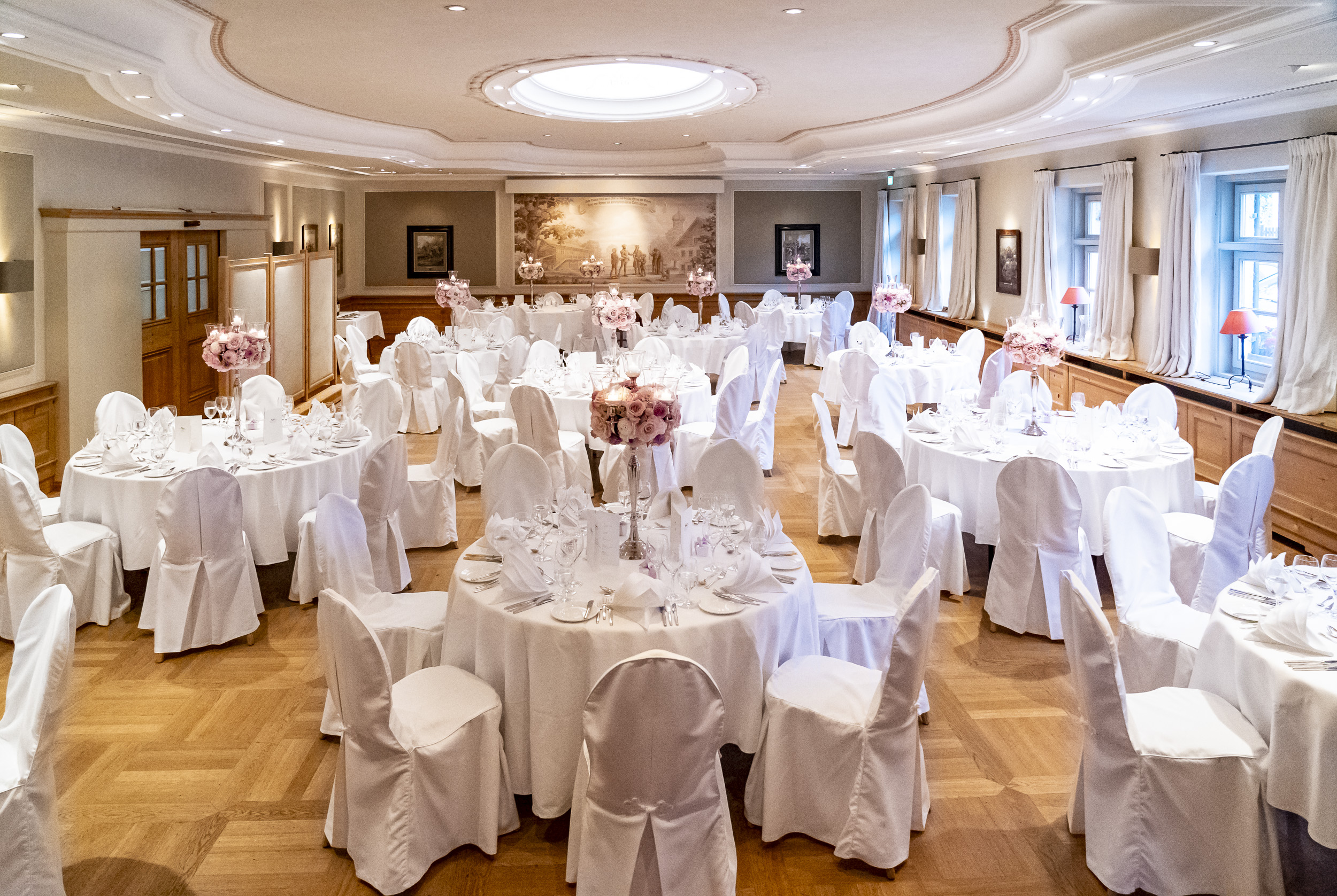 Dekorierter Hochzeitssaal in einem Luxus Restaurant in Bayern