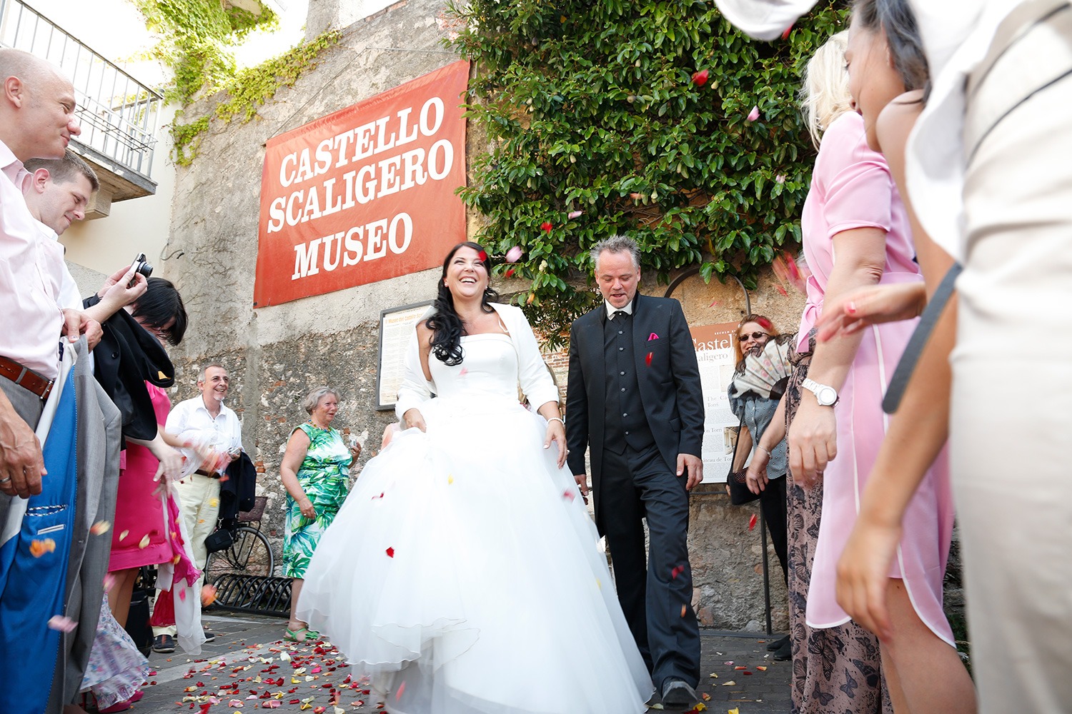 Hochzeitspaar am Gardasee in Italien verlässt das Standesamt im Castello Scaligero