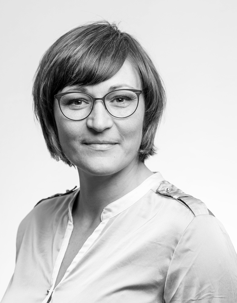Portraitbild von Joanna, Grafikerin in schwarz weiss