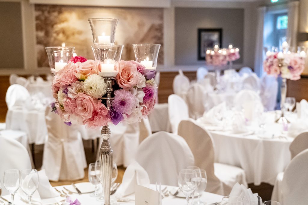 Ein mit Blumen dekorierter Hochzeitstisch in einem Saal